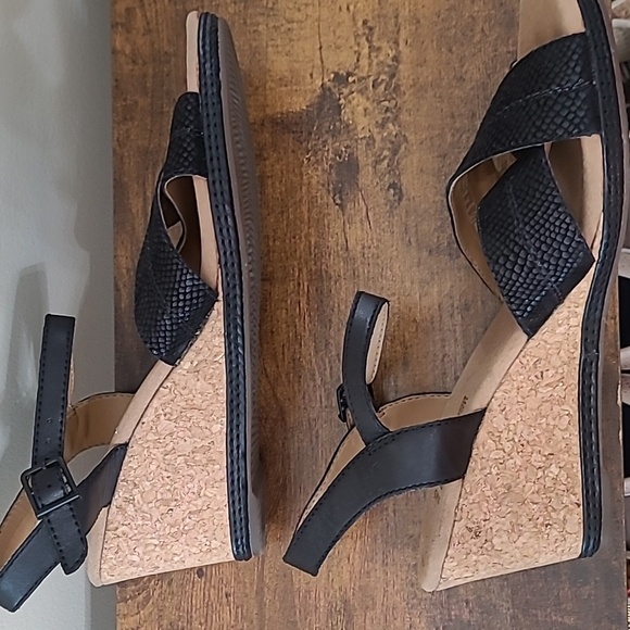 Clarks Black Textured Wedge Sandals size 10. - Picture 5 of 11